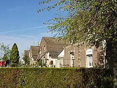 Des habitations groupées par quatre.