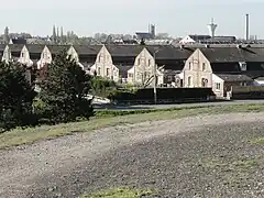 Des habitations groupées par quatre.