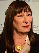 Anjelica Huston interprète Eileen.