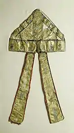 Mitre de Jacques de Vitry en parchemin et en soie (1e moitié du XIIIe&nbsp;siècle), conservée dans le trésor d'Hugo d'Oignies à Namur.