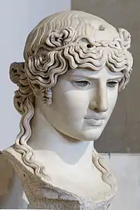 Tête colossale d'Antinoüs (Antinous Mondragone), cette statue était un objet de culte. Marbre poli. H. 95 cm ; Poids 392 kg. 130 / 138 EC. Louvre