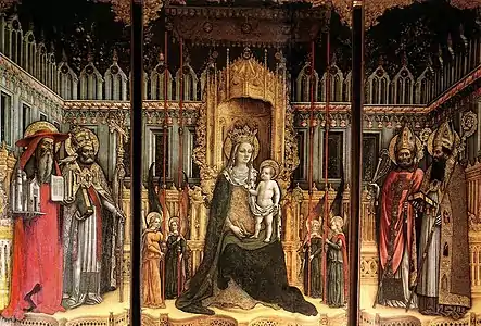 Image d'un triptyque représentant entre des murs en marbre avec leurs ornements gothiques, au centre la Vierge assise sur un trône gothique, entourée de quatre anges qui tiennent les perches d'un haut baldaquin. Les saints Grégoire et Jérôme à gauche et Ambroise et Augustin à droite, sont immobiles avec leurs attributs et les lourds vêtements ecclésiastiques.