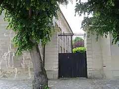 Entrée de la propriété, au no&nbsp;1.