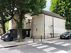 Entrée de la propriété, au no&nbsp;1.