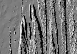 Vue de la formation de Medusae Fossae le 2 août 2008 par l'instrument HiRISE de MRO, dans le quadrangle d'Aeolis par 10,2°&nbsp;S et 176,4°&nbsp;E&nbsp;.