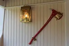 Hache de secours sur le Molly Brown une réplique d'un bateau à aubes de l'attraction Molly Brown Riverboat à Disneyland Paris.