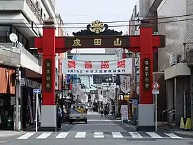 Entrée de la station Monzen-Nakachō (à droite)