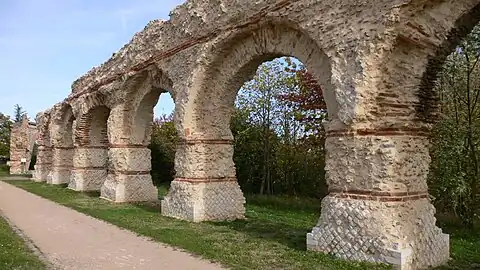 Vestiges restaurés de l'aqueduc à Chaponost.
