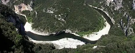 Vue sur l'Ardèche et le Pigeonnier depuis un belvédère des gorges, Saint-Remèze.