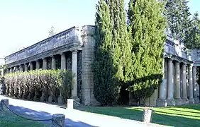 Château de Castille - Colonnade d'un bâtiment à l'entrée du château.