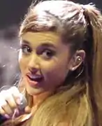 Ariana Grande interprète Sonya « Chanel #2 ».