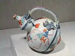 Verseuse en forme de gourde, Arita, style kakiémon, vers 1670-1690 (Art Institute of Chicago).