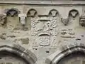 Armes de l'évêque Ferdinand de Neufville de Villeroy, sur la tour de l'abbatiale de Saint-Méen-le-Grand.