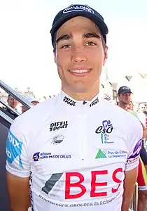 Antoine Warnier revêtant son maillot de meilleur grimpeur lors du départ de la 3e&nbsp;étape du Paris-Arras Tour 2015 à Arras.