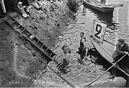 Arrivée de Mme Cady en août 1924 au viaduc d'Auteuil (victoire en course professionnelle, lors de la traversée de Paris à la nage).