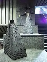 Œuvre d'art au milieu des escaliers (par Bernard Chaudron et Claude Bettinger)