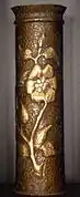Vase à décor floral réalisé dans une douille d’obus, artisanat de tranchée de la Première Guerre mondiale.
