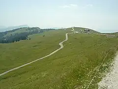 Plus bas la route du dernier kilomètre et passage devant le chalet nordique du «&nbsp;courant d'Ère »
