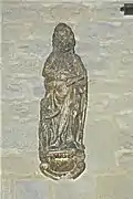 Photographie d’une statue de saint Mathieu l’Évangéliste, en bois sculpté polychrome du XVIIe siècle.