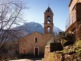 Vue du Capu Biancu, sommet enneigé masqué en partie par le clocher de l'église d'Asco.