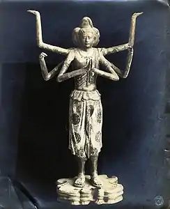 Un Asura, Ashura en japonais, à six bras et trois têtes, protecteur du Dharma et du Bouddha.  Statue creuse colorée: laque, tissu, bois. H: 1,49&nbsp;m. Datation: 734. Salle dorée, aile Ouest.