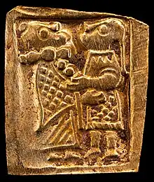 Gullgubber datant d'environ 700 après J.C., en Suède, en 2020