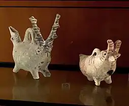 Askos: ouverture unique, petite anse, à suspendre. Ici en forme d'animaux, Chypre, début du IIe&nbsp;millénaire AEC