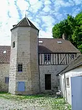 L'ancien hôtel seigneurial « Petit Royaumont » sur la Grande-Rue, récemment restauré. .