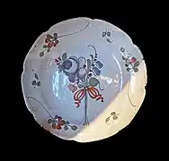 Assiette à huit lobes à décor de bouquet de fleurs.