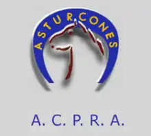 Logo représentant un fer à cheval bleu entourant une tête stylisée rouge de poney; le texte «&nbsp;ASTURCONES&nbsp;» est écrit en jaune sur le fer à cheval et « A.C.P.R.A. » est écrit en bleu sous le fer.