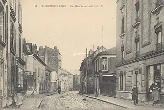 Rue Heurtault, à la hauteur de l'immeuble du n°59, toujours présent, et du croisement avec la rue Edgar-Quinet. La rue du Colonel-Fabien n'était pas encore percée.