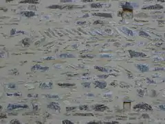 Rétablissement d'une horizontalité dans un mur en moellons irréguliers.