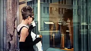 Audrey Hepburn devant la vitrine de Tiffany & Co dans Diamants sur canapé.