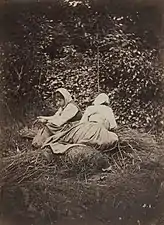 Deux paysannes assises (années 1870).