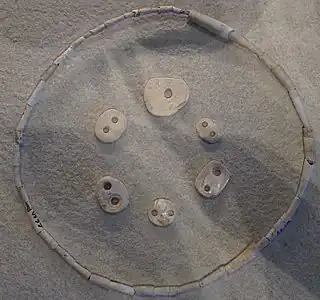 Aulnay-aux-Planches, parures du Néolithique.