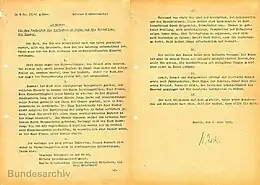 Double page d'un texte imprimé sur papier jauni