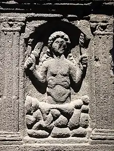 Autel votif représentant la naissance de Mithra. Fin IIe - début IIIe&nbsp;siècle. Nida, musée archéologique de Francfort.