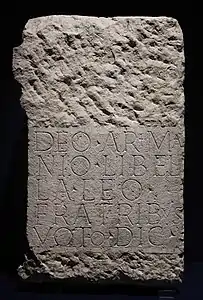 Autel dédié au dieu Arimanius par un adepte de grade Lion : « Au dieu Arimanus, Libella, Lion, pour ses frères, après un vœu, a dédié. ». Milieu du IIe&nbsp;siècle. Budapest, Musée national hongrois.