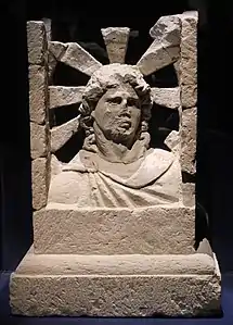 Autel à l'effigie de Sol, mithréum de Mundelsheim, fin IIe - début IIIe&nbsp;siècle. Landesmuseum Württemberg.