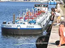 Automoteur dans le port du Havre.