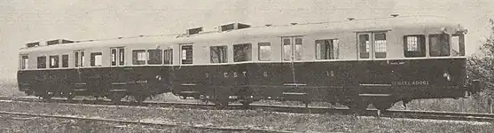 Photographie en sépia de deux petits autorails accouplés.