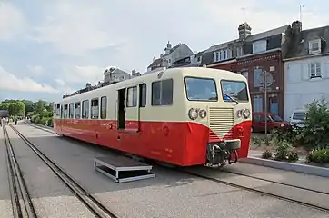 L'autorail X 212 en gare.