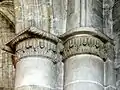 Chapiteaux dans l'angle nord-est, près du chœur.