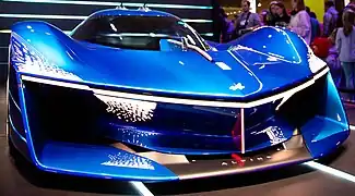 Vue de l'avant d'une voiture de course bleue