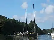 Un voilier à gréement traditionnel mouillant sur l'Aven à Pont-Aven.