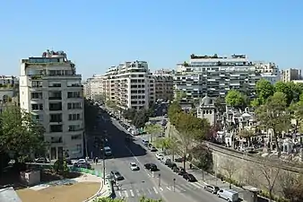 L'avenue (à gauche) et le cimetière de Passy (à droite).