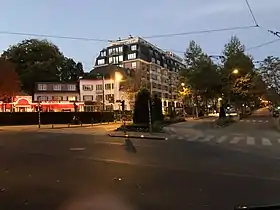 Vue matinale de l'avenue Churchill depuis la chaussée de Waterloo,à gauche, les Brasseries Georges et, à droite, le Domaine Churchill Senior Resort