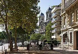 Avenue de Villars et église Saint-François-Xavier.