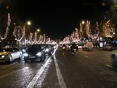 L'avenue avec les décorations de Noël (partie occidentale).