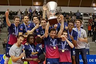 Le Paris Volley fête sa victoire contre le Goubernia Nijni Novgorod en finale de la CEV Cup 2014 à Paris, le 29 mars 2014.